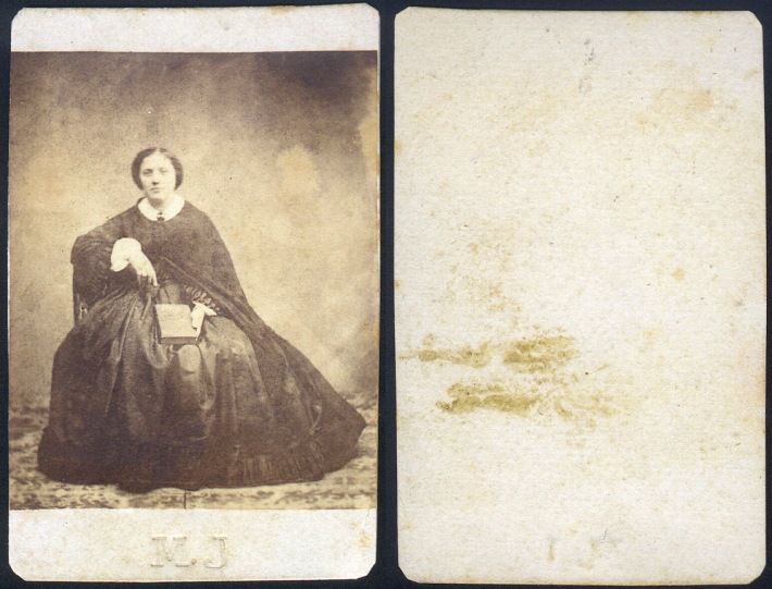 Primitiva carte-de-visite de fotògraf desconegut, amb les inicials d’aquest (M.J.) marcades al cartronet. Tant el paper albuminat com el cartronet estan tallats manualment. M. J. a 1861 Col·lecció de l’autor 